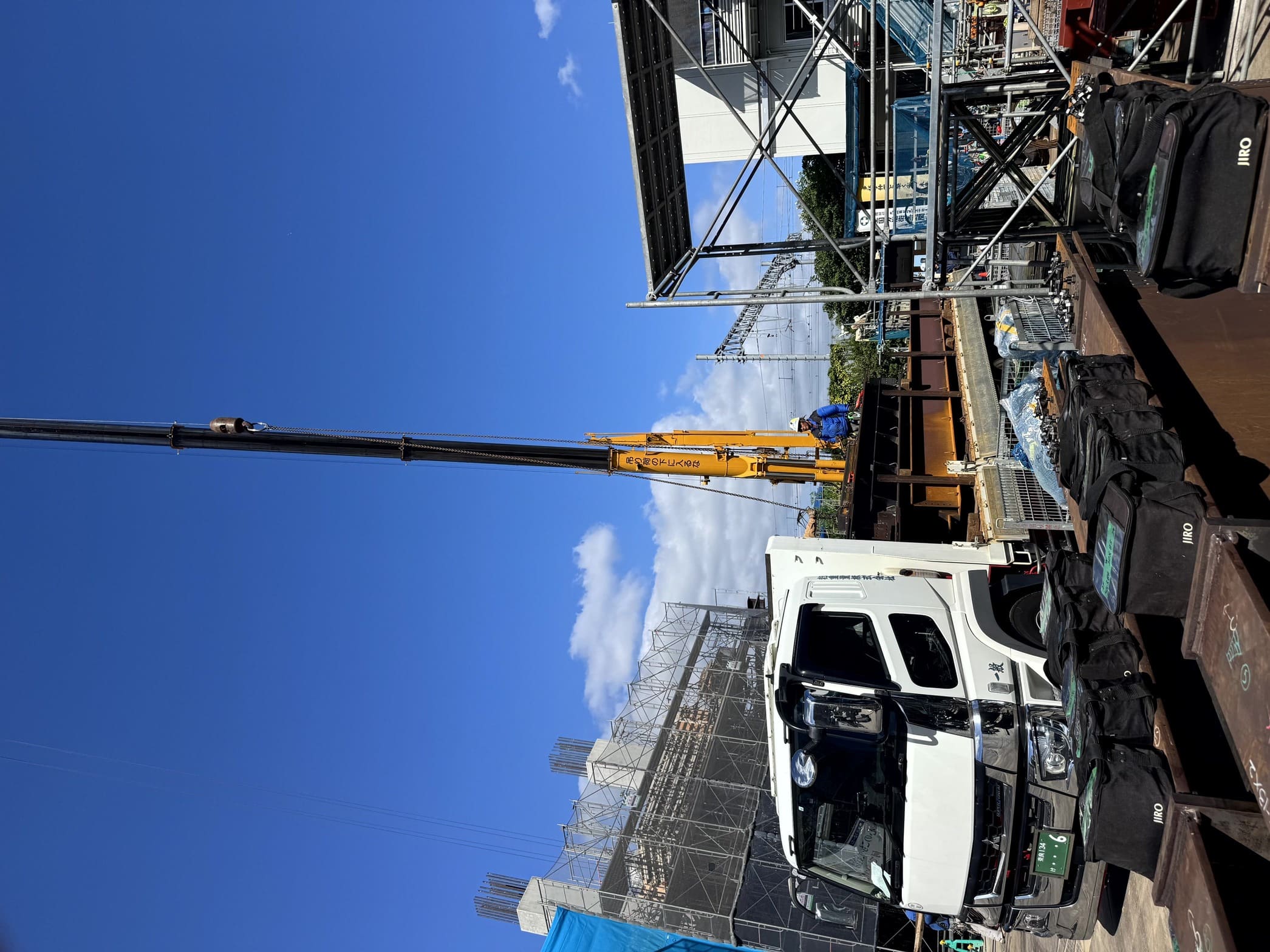 クレーン車による揚重作業の様子
